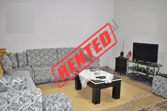 Apartament me qira ne rrugen Osmet ne zonen e Saukut ne Tirane.
Shtepia eshte pjese e nje vile 2-ka